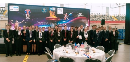 Elèves et encadrants des lycée Dampierre et Notre-Dame Elèves et encadrants des lycée Dampierre et Notre-Dame