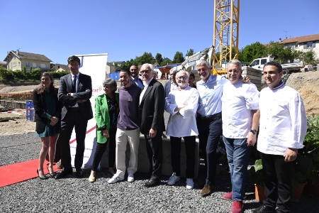 C'est en présence d'Alain Ducasse, de Benoît-Etienne Domenget, PDG de Sommet Éducation, de Laurent Wauquiez, président de la région Auvergne-Rhône-Alpes, et de Pierre Liogier, maire d'Yssingeaux, que l'établissement a inauguré le début d'un chantier de grande envergure. C'est en présence d'Alain Ducasse, de Benoît-Etienne Domenget, PDG de Sommet Éducation, de Laurent Wauquiez, président de la région Auvergne-Rhône-Alpes, et de Pierre Liogier, maire d'Yssingeaux, que l'établissement a inauguré le début d'un chantier de grande envergure.