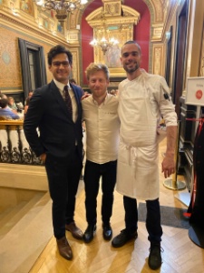 Matteo d'Aloia, directeur d'exploitation du CFA, et Benoit Jaffré, le chef formateur, entourent le chef Jean-François Têtedoie lors du dîner des mécènes des Célestins, premier partenariat noué avec le théâtre.