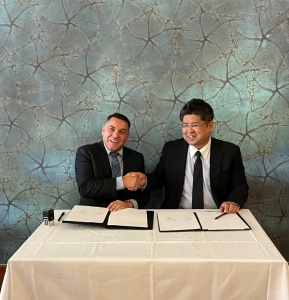Signature de la convention entre Roberto Ghin et Shikano  Masamichi