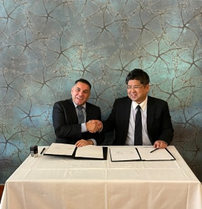 Signature de la convention entre Roberto Ghin et Shikano Masamichi