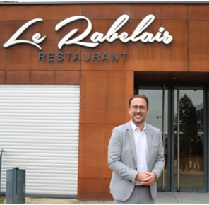 Le parrain de la promo BTS MHR : Damien Raphanel, ancien étudiant du lycée François Rabelais Dardilly Le parrain de la promo BTS MHR : Damien Raphanel, ancien étudiant du lycée François Rabelais Dardilly