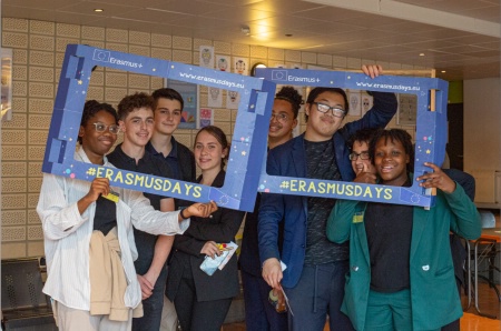 La première Bac Pro Cuisine et CSR section européenne du lycée Château de Courdraies La première Bac Pro Cuisine et CSR section européenne du lycée Château de Courdraies