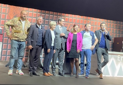 De gauche à droite : le chef Clément Bouvier, Martial Saddier (département de la Haute-Savoie), Catherine Jullien Bréches (maire de Megève), Arnaud Gobled (président de Zee Auberge), Sandrine Chaix (vice-président de la région), le chef Emmanuel Renaut, et Alexis Sbriglio, maître de cérémonie. De gauche à droite : le chef Clément Bouvier, Martial Saddier (département de la Haute-Savoie), Catherine Jullien Bréches (maire de Megève), Arnaud Gobled (président de Zee Auberge), Sandrine Chaix (vice-président de la région), le chef Emmanuel Renaut, et Alexis Sbriglio, maître de cérémonie.