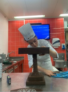 Zoé Boury avec sa sculpture en chocolat et son dessert autour du citronnier.