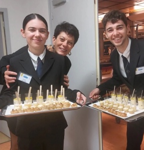 Florence Maulin, directrice adjointe du lycée des Écoles CCI Dordogne et responsable du pôle HR, avec Sohée et Paul, 2 étudiants de 1ère année BTS MHR en plein service