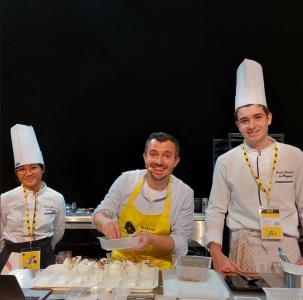 Louise (1 BTS MHR) et Alexandre (1ère BAC PRO CUISINE) avec l'auteur et chef Loïc Ballet