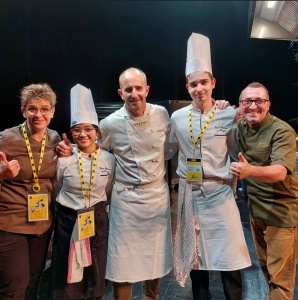 Carole Chapoulie (formatrice cheffe de cuisine école hôtelière du périgord ) Louise (1 BTS MHR) le chef Stéphane Jacik (Ferrandi Paris) , Alexandre ( 1 BAC PRO Cuisine) et Jésus (chef & animateur culinaire)