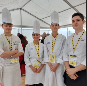 Tom, Jeanne, Mathilde et Victor, étudiants en MAN et 1 BTS MHR à l'école hôtelière du Périgord, ont assisté les démonstrations des chefs au FLG 2022 !