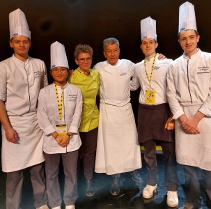 Tom, Louise, Carole Chapoulie (formatrice cuisine), Régis Marcon, Victor et Alexandre, posent après la démonstration de cuisine placée sous le signe de la transmission !