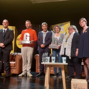 Le jury littéraire LAMAZILLE 2022, avec Etienne Claverie (étudiant en 1ère année BTS MHR) Pierre Coulon (auteur et prix La Mazille 2022), le chef Régis Marcon***, Marie Laure Tombini (prix Dame Tartine 2022), Evelyne Debourg et Delphine Labails, maire de périgueux.