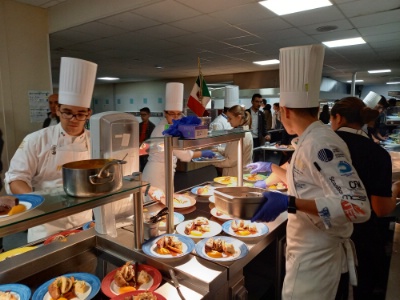 Les élèves mexicains ont pu s'entraîner pour le concours dans l'une des cuisines du lycée.