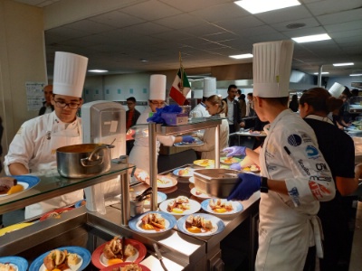 Les élèves mexicains ont pu s'entraîner pour le concours dans l'une des cuisines du lycée. Les élèves mexicains ont pu s'entraîner pour le concours dans l'une des cuisines du lycée.