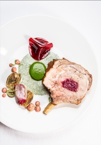 Plat salé vainqueur : Carré de porc de la Ferme de la Herse, échalotes confites de la Maison Caillot, coulis d'herbes.