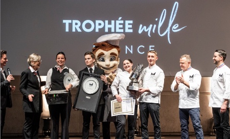 De gauche à droite : Nicolas Rieffel, animateur - Chantal Wittmann, marraine du concours Service Sommellerie - Adèle Vitrou et Gianni Martin Montaldo, lauréats Service-Sommellerie - Sibyle Bertho et Paul Turco, lauréats Cuisine-Pâtisserie - Pascal Caffet, parrain du concours Cuisine-Pâtisserie et le Chef Philippe Mille