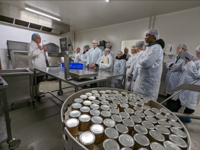Dans les laboratoires de la conserverie du trégor avec M Goarin responsable du site