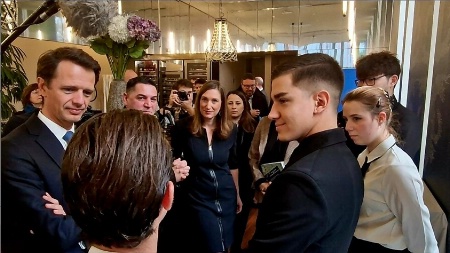 Carole Grandjean, James Cheron, Roberto Ghin en discussion avec les élèves