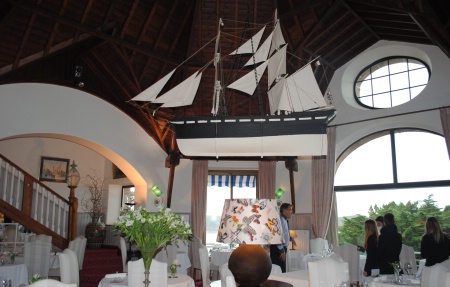 La salle à manger du Manoir de Lan Kerellec, à la charpente en carène de bateau, s'ouvre sous l'ile Molène