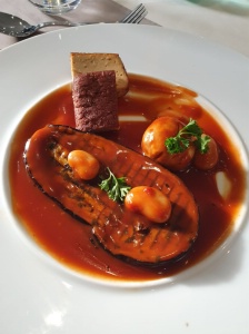 Tofu fumé sauce bourguignonne à l'aubergine grillée et haricots de Soissons aux petits légumes