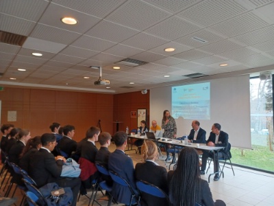 Plusieurs sessions de tables rondes ont été organisées au cours de la journée avec à chaque fois des professionnels différents. Plusieurs sessions de tables rondes ont été organisées au cours de la journée avec à chaque fois des professionnels différents.