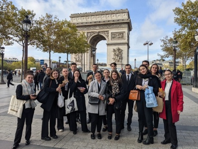 Les BTS MHR option C du Lycée Rabelais sur les Champs Elysées