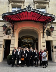 Les BTS MHR option C du Lycée Rabelais devant le Royal Monceau