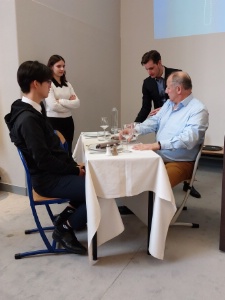 Mise en situation à l'accueil d'une personne déficiente visuelle, avec les élèves du lycée parisien Jean Drouant.