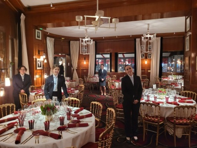 Les étudiantes au restaurant du Fouquet's