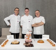 Le MAF « Pâtissier » 2023, entouré de Laurent Le Daniel, Président de la CNAP (à gauche) et de Stéphane Leroux, Président du Jury de cette 44ème édition Le MAF « Pâtissier » 2023, entouré de Laurent Le Daniel, Président de la CNAP (à gauche) et de Stéphane Leroux, Président du Jury de cette 44ème édition