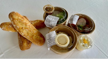 Le panier : une salade de quinoa aux saveurs asiatiques, une ballottine de volaille accompagnée de son risotto forestier, un boeuf bourguignon et une tarte passion meringuées.