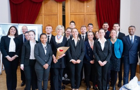 Les apprentis du CFA Médéric avec Chantal Wittmann, Olivier Bikao Directeur du restaurant Le Meurice Alain Ducasse et Stéphane Guénaud Argentier de l'Elysée Les apprentis du CFA Médéric avec Chantal Wittmann, Olivier Bikao Directeur du restaurant Le Meurice Alain Ducasse et Stéphane Guénaud Argentier de l'Elysée