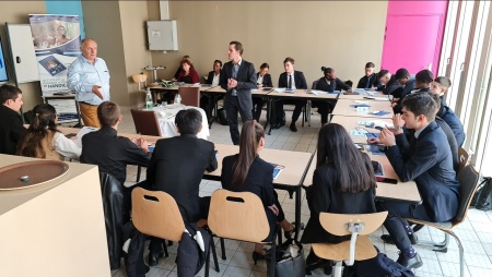L'association Speak You organise des formations dans les lycées hôteliers pour apprendre à bien accueillir et servir les personnes déficientes visuelles.