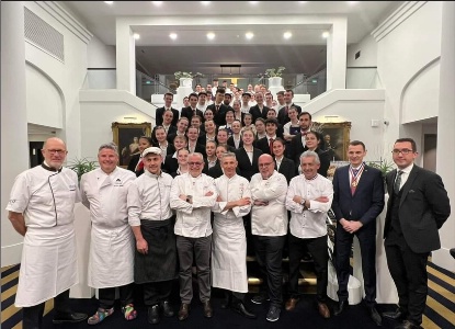 Chefs, encadrants et étudiants pour la soirée de gala HumanithaÏ Chefs, encadrants et étudiants pour la soirée de gala HumanithaÏ