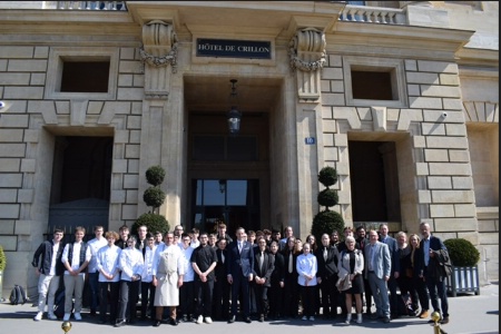 Elèves et professeurs du lycée Rabelais de Ifs devant l'hôtel de Crillon