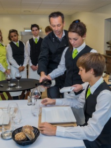 La réforme du lycée professionnel concerne un lycéen sur trois... Ici, des élèves s'initient à la sommellerie, au lycée professionnel Simone Veil, à Angers. La réforme du lycée professionnel concerne un lycéen sur trois... Ici, des élèves s'initient à la sommellerie, au lycée professionnel Simone Veil, à Angers.