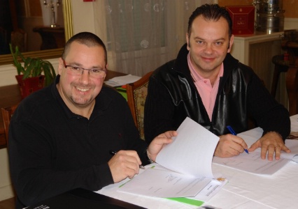 Signature d’une convention entre Stanislas Renié, président de Clermont-Commerce et Jean-Pierre Vidal, président des Toques d’Auvergne, pour le lancement des Chèq’Toq, lors d’une réunion de travail à Royat. Signature d’une convention entre Stanislas Renié, président de Clermont-Commerce et Jean-Pierre Vidal, président des Toques d’Auvergne, pour le lancement des Chèq’Toq, lors d’une réunion de travail à Royat.