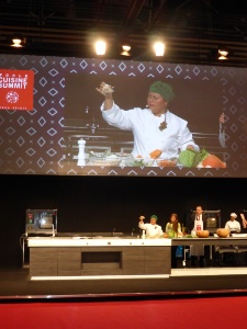 La chef brésilienne, Régina Tchelly, est venue apporter un message très fort sur le plan émotionnel en proposant de changer notre relation à la nourriture avec beaucoup d'amour.