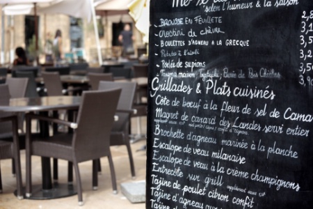 La bistronomie, qui s'est totalement décomplexée des codes de la gastronomie, penche vers une tendance où la carte n'a plus une place prépondérante au sein du service. La bistronomie, qui s'est totalement décomplexée des codes de la gastronomie, penche vers une tendance où la carte n'a plus une place prépondérante au sein du service.