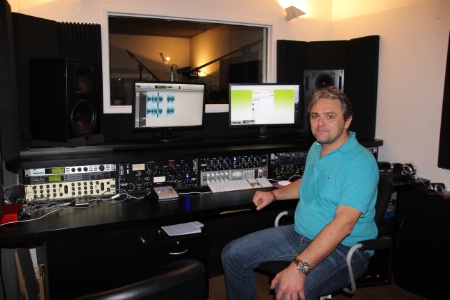 En fonction de ses clients, l'agence sonore DMS (ici, son fondateur Bertrand Cypryk) crée des web radios, des playlists, ou encore du son promotionnel. En fonction de ses clients, l'agence sonore DMS (ici, son fondateur Bertrand Cypryk) crée des web radios, des playlists, ou encore du son promotionnel.