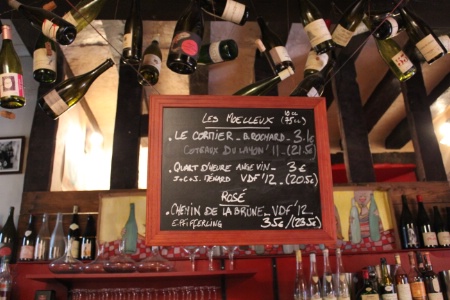 Au Cercle Rouge, à Angers, le vin est servi dans des verres de 10 cl. Au Cercle Rouge, à Angers, le vin est servi dans des verres de 10 cl.