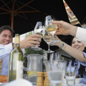 Pour les clients, l'apéritif est un moment de convivialité qui peut être gâché par un service des plats trop rapide. Pour les clients, l'apéritif est un moment de convivialité qui peut être gâché par un service des plats trop rapide.