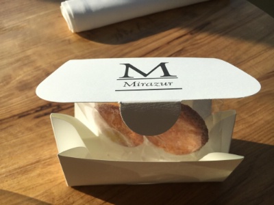 Le coffret de mignardises offert aux clients du Mirazur au moment du départ.