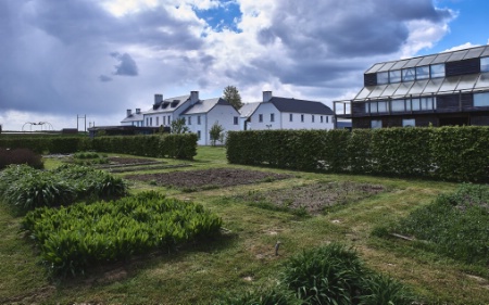 L'Air du Temps compte quatre corps de bâtiment et 5 hectares de potager. L'Air du Temps compte quatre corps de bâtiment et 5 hectares de potager.