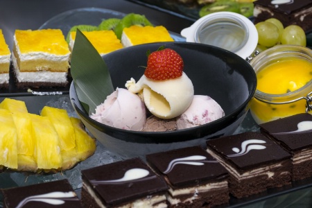 Un assortiment de desserts aux fruits.