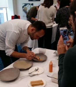 Le chef Greg Marchand sous l'oeil d'instagrameuses, dans les locaux d'Instagram France.