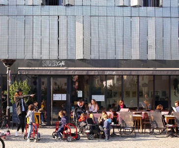 Le Super Café, à Paris (XXe), fait la part belle aux enfants tant sur la carte que dans la salle, avec un espace dédié aux jeux.