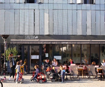 Le Super Café, à Paris (XXe), fait la part belle aux enfants tant sur la carte que dans la salle, avec un espace dédié aux jeux. Le Super Café, à Paris (XXe), fait la part belle aux enfants tant sur la carte que dans la salle, avec un espace dédié aux jeux.