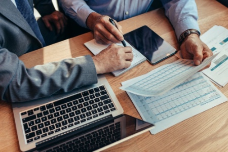 Les logiciels de restauration intègrent les trois fonctions : facturation (ventes), fiches techniques et fiches de stocks.