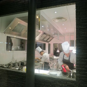La cuisine ouverte du restaurant parisien d'Anne-Sophie Pic offre 'un bien meilleur programme que la télé', selon Bernard Boutboul. La cuisine ouverte du restaurant parisien d'Anne-Sophie Pic offre 'un bien meilleur programme que la télé', selon Bernard Boutboul.