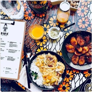 Paris-Bamako, à Paris, fait à la fois épicerie fine africaine et restaurant le midi.